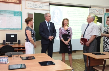 Губернатор Сергей Морозов в ходе осмотра Тереньгульской средней общеобразовательной школы.