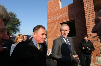 23 сентября Губернатор Сергей Морозов посетил строящийся дом в Новоспасском.