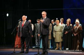 В рамках празднования Дня России Губернатор Сергей Морозов принял участие в торжественной церемонии закрытия театрального сезона