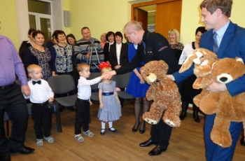 Глава региона вручил подарки шестерым детям из двух многодетных семей в Николаевке