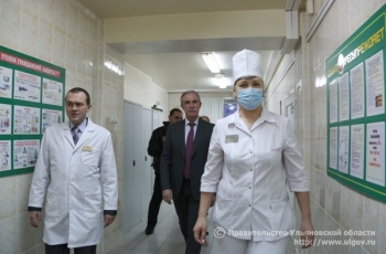 29 января глава региона посетил ожоговое отделение Центральной городской клинической больницы Ульяновска, где навестил маленького пациента и побеседовал с его родителями.