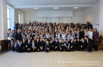 Лучшую сельскую школу и лучшего учителя Ульяновской области за высокие достижения в образовательной сфере отметили денежными сертификатами