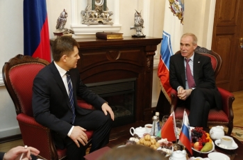 Глава региона Сергей Морозов встретился с Чрезвычайным и Полномочным Послом Республики Беларусь в Российской Федерации Игорем Петришенко.