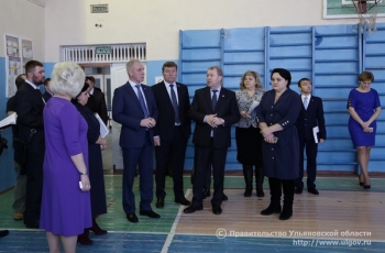 10 января Губернатор Сергей Морозов осмотрел школу, в которой работают два спортивных и один тренажерный залы.