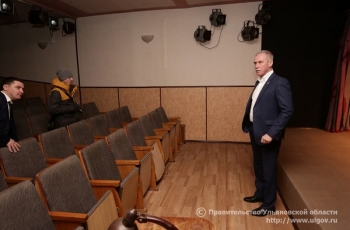 Губернатор Сергей Морозов 13 января во время осмотра театра-студии «Подиум» в городе Димитровграде.