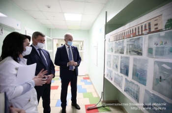 25 января Губернатор Сергей Морозов посетил учреждение, наградил сотрудников за вклад в развитие здравоохранения региона и провел совещание по вопросам оказания мер социальной поддержки медработников.