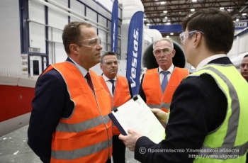 В рамках рабочего визита в регион 5 февраля Игорь Комаров побывал на заводе по изготовлению лопастей для ветроустановок Vestas