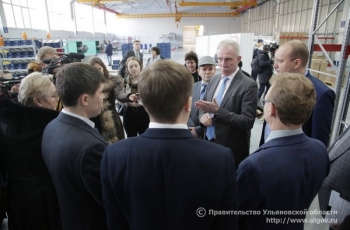 12 февраля Губернатор Сергей Морозов посетил промышленную площадку и проконтролировал ход работ по модернизации производственных помещений.