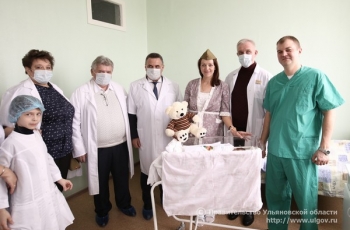 23 февраля глава региона посетил перинатальный центр Городской клинической больницы №1, где вручил женщинам подарки и свидетельства о рождении детей.