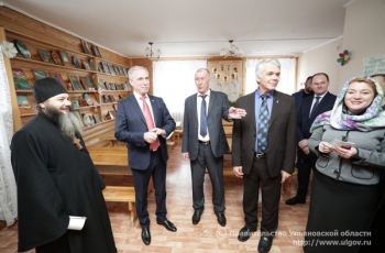 8 марта Губернатор Сергей Морозов посетил возрождаемый православный храм поселка Павловка, а также встретился со священнослужителями и прихожанами.