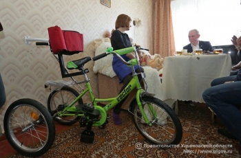 В Ульяновской области вторая семья получила специализированный велосипед для ребенка с диагнозом ДЦП. Губернатор вручил средство реабилитации в поселке Новая Майна