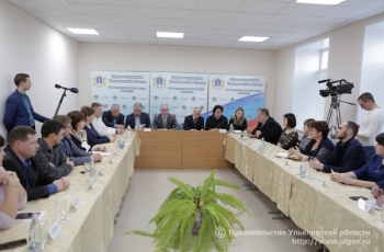 18 марта Губернатор Сергей Морозов встретился с участниками программ «Земский доктор» и «Земский фельдшер» для обсуждения вопросов развития сельского здравоохранения.
