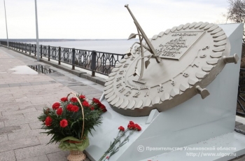 Сергей Морозов возложил цветы к мемориалу узникам фашистских лагерей в Ульяновске, почтив память павших земляков