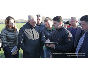 С ходом весенне-полевых работ в ООО «КФХ «Возрождение» Губернатор Сергей Морозов ознакомился в Чердаклинском районе.