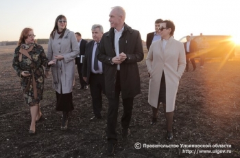 Губернатор Сергей Морозов 24 апреля посетил квартал между сёлами Луговое и Кувшиновка и встретился с многодетными родителями.