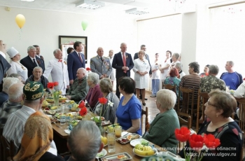 Губернатор Сергей Морозов поздравил пациентов областного госпиталя ветеранов войн с Днем Победы
