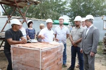 Глава региона Алексей Русских ознакомился с ходом строительных работ нового Дома культуры в Старомайнском районе