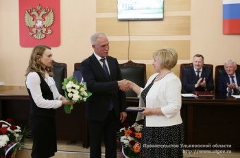 Губернатор Сергей Морозов поздравил сотрудников областного суда с профессиональным праздником и вручил награды