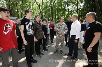 Губернатор Алексей Русских посетил военно-патриотический лагерь «Юнармеец» в рамках рабочей поездки в Чердаклинский район 27 июля.