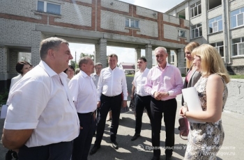 3 августа в ходе рабочей поездки в Цильнинский район Губернатор Сергей Морозов посетил Большенагаткинскую школу, где началась замена оконных блоков.