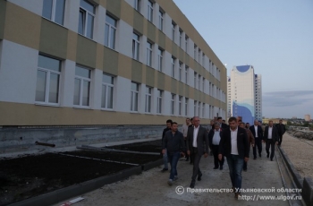 Губернатор Сергей Морозов осмотрел строительство школы