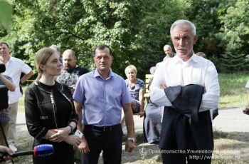 7 августа Губернатор Сергей Морозов встретился с жителями близлежащих домов и обсудил планы по благоустройству сквера Строителей