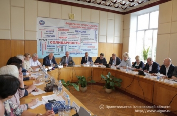 Заседание трёхсторонней комиссии региона по регулированию социально-трудовых отношений под председательством Губернатора Сергея Морозова 7 августа.