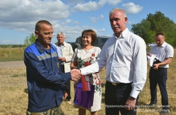 Во время рабочего визита в Вешкаймский район глава региона посетил СПК им. Калинина и встретился с рабочим коллективом.