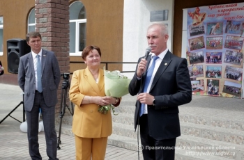 2 сентября Губернатор Сергей Морозов посетил торжественную линейку в Барышской средней шко-ле №2 и поздравил учащихся и педагогов с новым учебным годом.