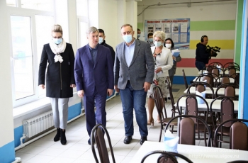 Глава региона Алексей Русских проверил исполнение ранее данного поручения по  завершению ремонтных работ помещений пищеблока Университетского лицея города Димитровграда.
