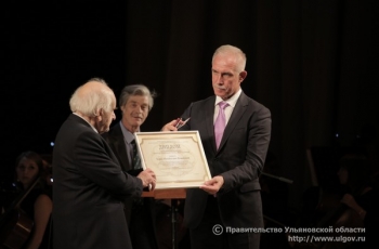 Губернатор Ульяновской области Сергей Морозов вручил Международную Пластовскую премию