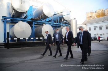 28 сентября Губернатор Сергей Морозов посетил предприятие и осмотрел новую линию по производству и фасовке творога.