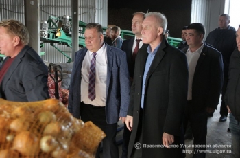 7 октября Губернатор Сергей Морозов провёл осмотр ЗАО «Хлебороб-1» в Мелекесском районе, где активно идёт уборка овощей.