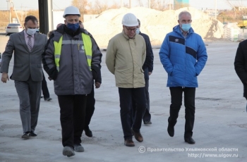 9 октября Губернатор Сергей Морозов посетил площадку завода сухих строительных смесей в Сенгилеевском районе.