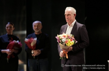 3 ноября Губернатор Морозов поздравил зрителей с премьерой спектакля по произведению Эрика-Эмманюэля Шмитта «Если начать сначала…» и встретился с коллективом учреждения культуры.