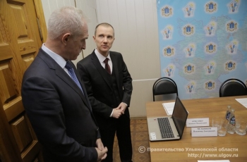 Губернатор Сергей Морозов вручил технические средства реабилитации людям с ограниченными возможностями здоровья по зрению