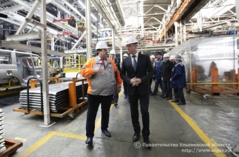 15 ноября Губернатор Сергей Морозов осмотрел производство на ООО «УАЗ», встретился с трудовым коллективом и активом профсоюза предприятия.