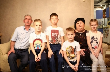 В преддверии Дня приёмной семьи Губернатор Сергей Морозов посетил дом четы Андроновых в Майнском районе.
