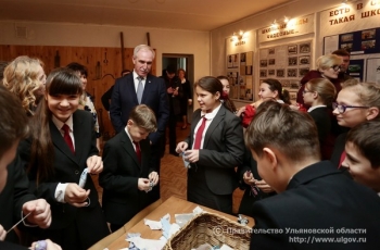Губернатор Сергей Морозов и учащиеся Салмановской средней школы в школьном музее
