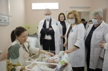 В День матери Сергей Морозов поздравил пациенток перинатального центра