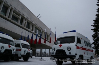 16 декабря Губернатор Сергей Морозов передал руководителям больниц ключи от новых транспортных средств.