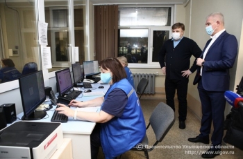 17 декабря Губернатор Сергей Морозов осмотрел работу диспетчерской службы и провел совещание по вопросам усовершенствования работы Ульяновской областной клинической станции скорой медицинской помощи.