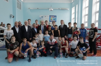 28 декабря Сергей Морозов осмотрел помещения физкультурно-спортивного комплекса после капитального ремонта, а также поздравил юных воспитанников с предстоящим Новым годом.