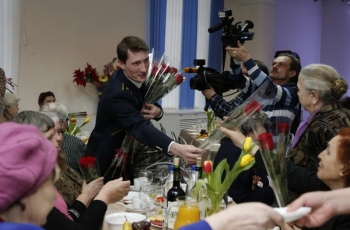 В преддверии Международного женского дня Губернатор Сергей Морозов встретился с матерями и вдовами солдат и офицеров, павших при исполнении служебного долга.