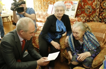 Губернатор Ульяновской области Сергей Морозов поздравил с юбилеем Заслуженного учителя РСФСР Клавдию Васильевну Горбунову