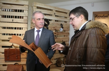 Перед совещанием глава региона посетил нескольких предпринимателей, которые начали активную деятельность в прошлом году. Один из них – 24-летний Кирилл Чернов – владелец кожевенной мастерской.