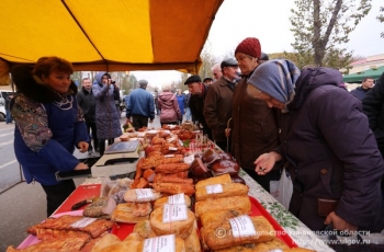 Губернатор Сергей Морозов проконтролировал уровень цен и качество продукции, представленной на сельскохозяйственной ярмарке в Железнодорожном районе.