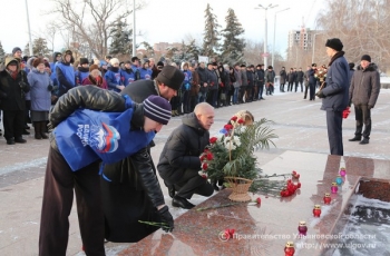 Губернатор Сергей Морозов возложил цветы к памятнику погибшим в годы Великой Отечественной войны