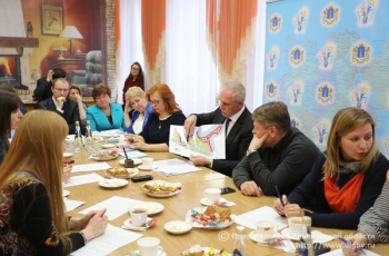 Губернатор Сергей Морозов провел встречу с многодетными семьями по вопросам совершенствования регионального законодательства в сфере социальной поддержки и выделения земельных участков.