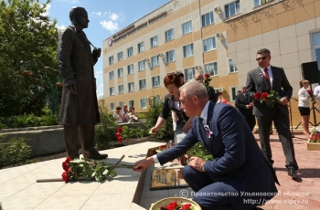 В Ульяновской области установлен памятник медицинскому работнику